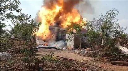 Stone pelting, arson and ruckus during the Chhattisgarh bandh, a youth was killed in Biranpur where the crowd burnt the house Raipur, Khabargali,