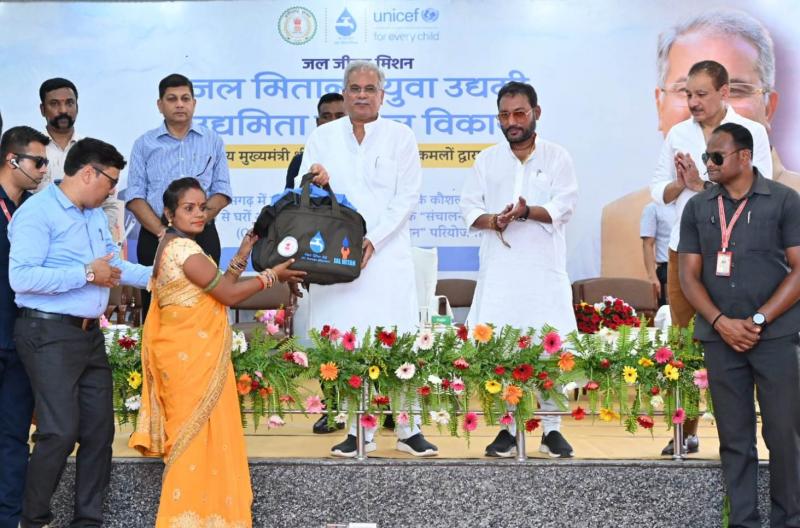 Chief Minister Mr. Baghel, Public Health Engineering Minister Guru Rudra Kumar, Jal Mitan, young entrepreneur, Jal Didi, Secretary of Public Health Engineering Department Dr. S.  Bharatidasan, Chhattisgarh, Khabargali