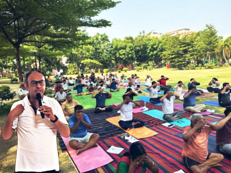 Indian Medical Association Raipur, Yoga Teacher Jitesh Patel, Founder and Senior Cancer Surgeon of Sanjivani Cancer Care Foundation Dr. Yusuf Memon, Senior Cardiologist Dr. Javed Ali, Dr. Satish Suryavanshi, Dr. Smith Srivastava, Dr. Manoj Lahoti at Ninth International Yoga Day, Raipur  , Dr. Vivek Kesarwani, Dr. Bhavna Sirohi, Dr. Rakesh Gupta, Dr. Digvijay Singh, Dr. Shyam Sharma, Dr. Sunil Khemka, Dr. Devendra Nayak, Dr. Manoj Chilani, , Dr. Anoop Verma, Dr. Kedar Agarwal, Dr. Satish Rathi, khabargali