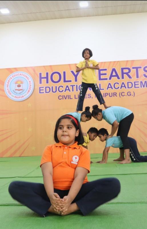 9th International Yoga Day, 500 students performed Pranayama and Surya Namaskar, Holy Hearts Educational Academy Civil Lines, Principal Mrs. Neepa Chauhan, Raipur, Chhattisgarh, Khabargali