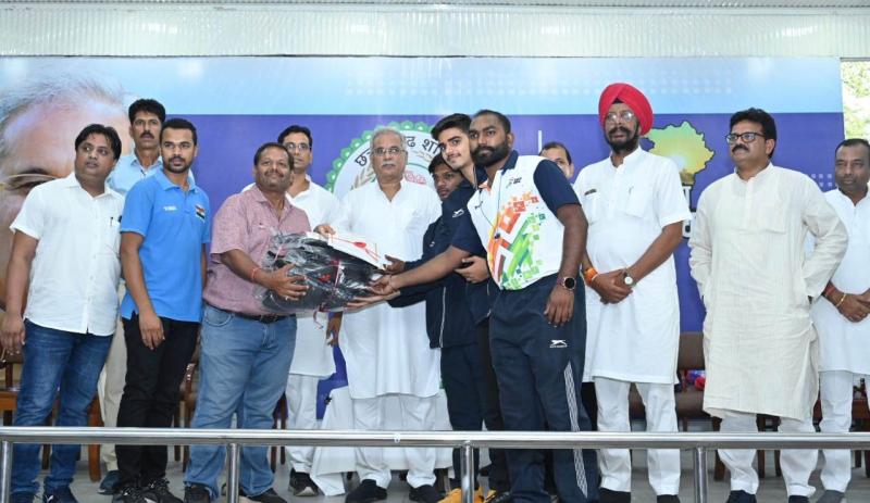 Chief Minister Bhupesh Baghel felicitated the medal winners who brought glory to the state in the 36th National Games held in Gujarat, International Olympic Day, Chhattisgarh,khabargali