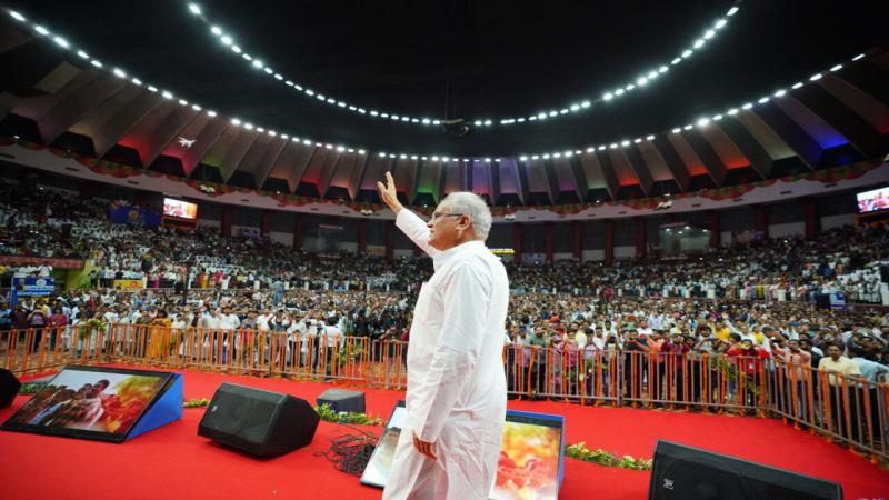 In conversation with the youth, CM Bhupesh Baghel gave many gifts, the stadium remained houseful, the indoor stadium of the capital, Chhattisgarh, khaabargali