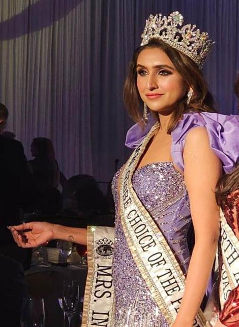 Juhi Vyas, daughter of Chhattisgarh, won the highest number of awards in the prestigious international competition of Mrs. Globe in America, khabargali