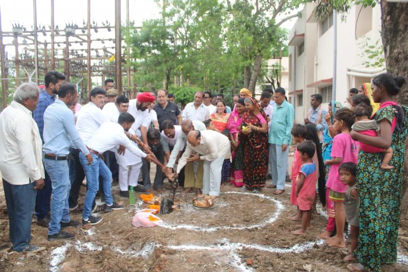 Bhoomipujan of 25 lakh Hummer Clinic building construction work done in Khapra Bhatti, MLA Kuldeep Singh Juneja and Councilor Amitesh Bharatdwaj, Raipur, Chhattisgarh, Khabargali