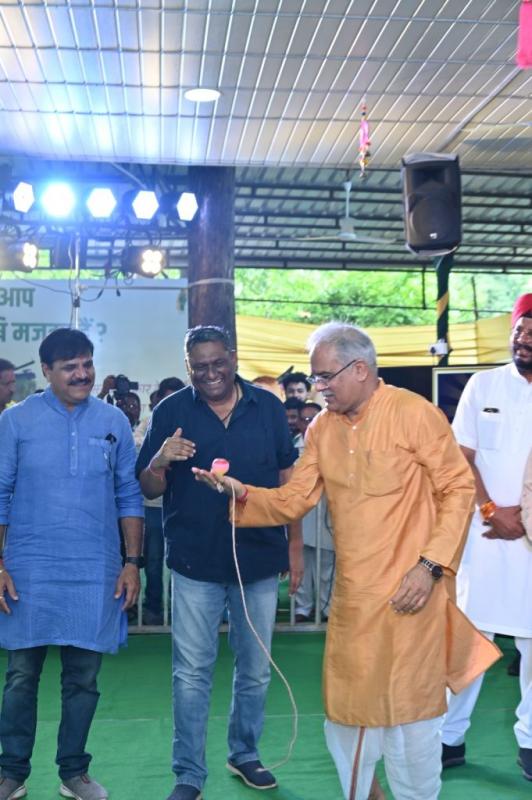 Hareli in the Chief Minister's residence, Chief Minister Baghel congratulated Hareli by riding on a Chhattisgarhian style swing and cart, running a lattu on his hand, traditional tools, instruments, animals and shepherd's clothes, exhibition of jewellery, khabargali