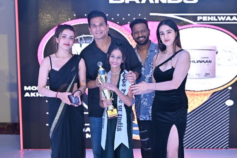 Adhya Verma of Raipur won the prestigious title of Kids Icon of India 2023, Shiv Kumar Verma, mother Mrs. Maheshwari Verma, winner of Bigg Boss and judge of MTV Roadies, Prince Narula, Niharika Tiwari, Nisha Yogini, Chhattisgarh, Khabargali