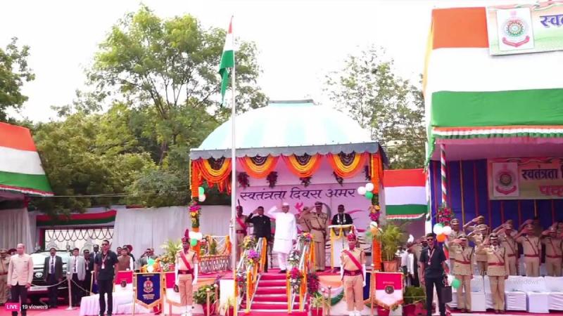 Chief Minister Bhupesh Baghel hoisted the tricolor at the Police Parade Ground, gave 15 important gifts to the people of Chhattisgarh,khabargali