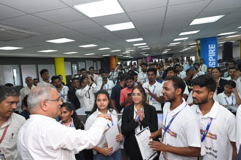 Chief Minister Bhupesh Baghel cut a cake of 150 feet length on his birthday, gifted BPO to the youth, BPO started in multilevel parking in front of collectorate, Raipur, Chhattisgarh,khabargali