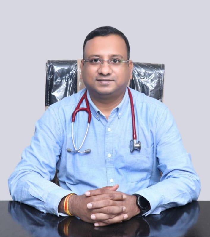 Know the symptoms, treatment and precautions of dengue fever, viral fever or flu like symptoms, Dr. Mahaveer Agarwal, MBBS MD, Medicine Specialist, Tiger or Aedes aegypti infected mosquito bite, Sudden high fever (105 degree) accompanied by chills and shivering,  Severe headache, Pain behind the eyes, Severe joint and muscle pain, Fatigue, Nausea, Frequent vomiting Diarrhea, Skin rash, Nausea,khabargali