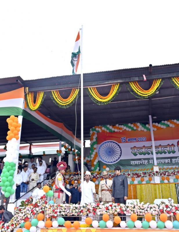 Independence Day celebrated with enthusiasm in Mungeli district, Minister Guru Rudrakumar hoisted the flag in the main function Chhattisgarh News, khabargali
