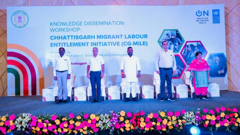 New portal of Labor Department launched, workers' cases will be resolved quickly, President of Chhattisgarh Building and Other Construction Workers Welfare Board, Sushil Sunny Aggarwal, Labor Commissioner Bhim Singh, Amit Kumar, Head of United Nations Development Program Delhi, Mrs. Savita Mishra, Additional Labor Commissioner and Secretary B, O, C, Jangde Additional Commissioner Labour, Raipur, Khabargali