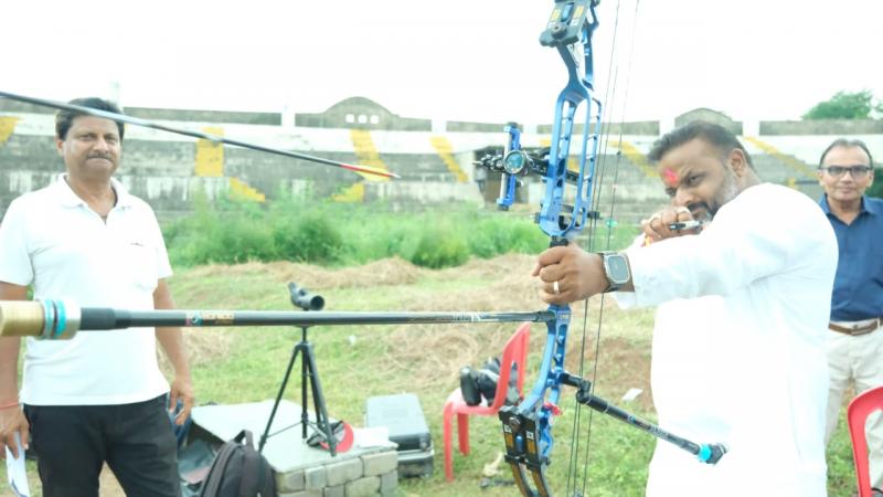Sushil Sunny Agarwal arrived to encourage the archers, Chhattisgarh Building and Other Construction Workers Welfare Board, Senior State Level Archery Competition organized at the outdoor stadium of Budhapara, Raipur South Assembly Constituency, Sports and Youth Welfare Department, Government of Chhattisgarh, Khabargali.
