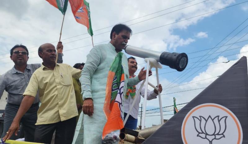 Former PWD Minister Rajesh Munat came out with binoculars in hand to find the development of Congress, Bharatiya Janata Party Raipur West Assembly, Chhattisgarh, Khabargali