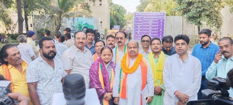 BJP candidate from North Raipur Purandar Mishra submitted nominations at an auspicious time, Mrs. Saraswati Mishra, two proposers Junaid Shah Khwaja, Gunanidhi Mishra, election director Lokesh Kavadiya, election coordinator Nalnish Thokne, Advocate M.L.  Pawar, Ramakant Mishra, Councilor Rohit Sahu, Piyush Mishra, Ajay Devta, Assembly Elections, Chhattisgarh, Khabargali