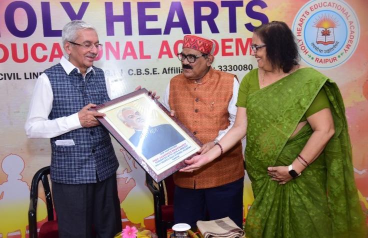 Educationist Dr. Jagmohan Singh Rajput, lecture on teachers and teaching, organized by Holy Hearts Vidyalaya, Acharya Surendra Pratap Singh, Neepa Chauhan, Khabargali