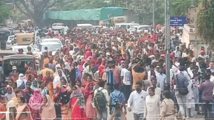 There was a lot of ruckus, sloganeering and demonstration by the supporters of Ijaz and Kanhaiya for Raipur South seat, a supporter of Mayor Dhebar committed suicide, Kaushik of the South in Rajiv Bhawan, slogans of Kanhaiya Aggarwal were being raised, assembly elections, tickets, Congress, khabargali