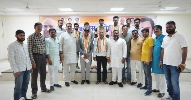 Sushil joined Congress under the leadership of Sunny Aggarwal, BJP District Vice President, President Girish Dubey welcomed him with a gamchha, Raipur, Chhattisgarh, Khabargali.