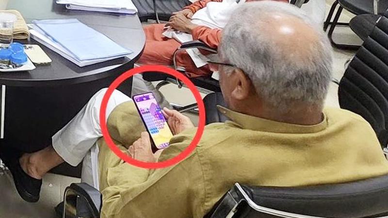 CM Bhupesh said Candy Crush is my favorite, now at 4400 level, Raman Singh took a dig, said - after November 17, I have to do full time here, Chhattisgarh, Khabargali