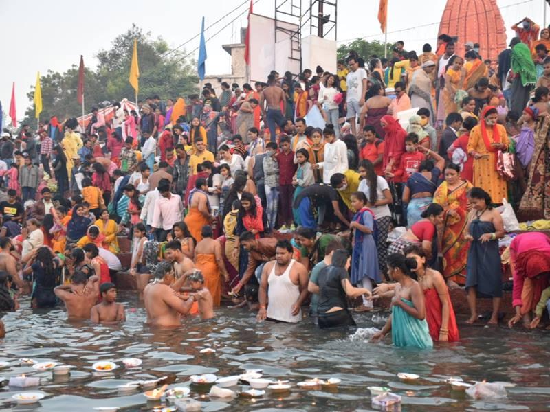 Kartik Punni Fair today, thousands of devotees took holy bath in Kharun river and donated lamps, Mahadevghat, Hatkeshwarnath, Raipur, Chhattisgarh, Khabargali.