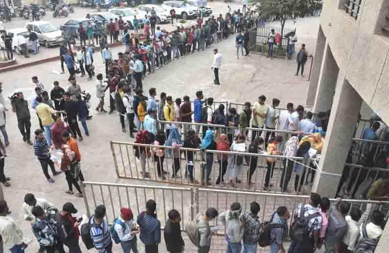 Indoor stadium of the capital, crowd of students gathered for tickets of India-Australia match, Raipur, Chhattisgarh, Cricket match, Khabargali