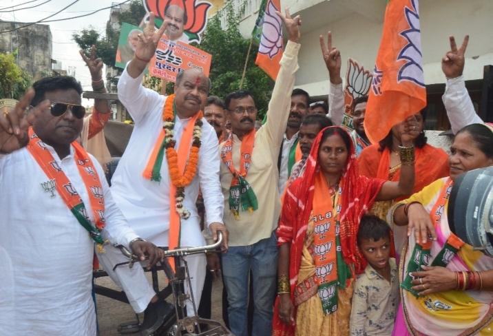Purandar Mishra drove a rickshaw in the streets of Rajatalab to touch the heart of the people.