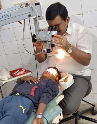 Senior eye and contact lens specialist Dr. Dinesh Mishra, treated 4150 patients free of cost, treated more than 3000 patients in Diwali and 1150 in Holi in 65 camps since 33 years, Raipur Eye Hospital located at Phool Chowk, Raipur.  , Chhattisgarh, Khabargali