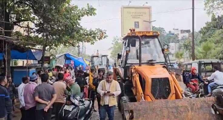 Bulldozer runs on illegal chowpatty adjacent to Salem School, Raipur, Chhattisgarh, Khabargali