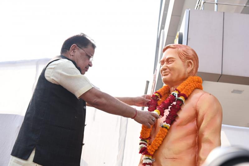 On the birthday of former Prime Minister, Bharat Ratna Late Shri Atal Bihari Vajpayee, MP Sunil Soni, MLA Purandar Mishra, former Chairman of Raipur Municipal Corporation Sanjay Srivastava, Collector Dr. Sarveshwar Bhure, Municipal Corporation Commissioner Shri Mayank Chaturvedi, Atal ji at ATM Chowk in Avanti Vihar. Wreath on the statue, Chhattisgarh, Khabargali