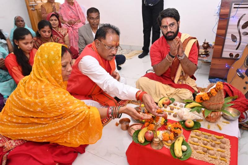 Chhattisgarh Chief Minister Vishnu Dev Sai, home village Bagiya, Kunkuri assembly of Jashpur district, before taking oath, the Chief Minister performed puja in his home with his family members, Khabargali