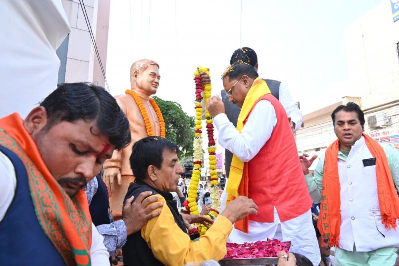 Before taking oath, Chief Minister Vishnu Dev Sai paid tribute to two great personalities, garlanded the statue of former Prime Minister Shri Atal Bihari Vajpayee and first freedom fighter Shaheed Veer Narayan Singh, Khabargali