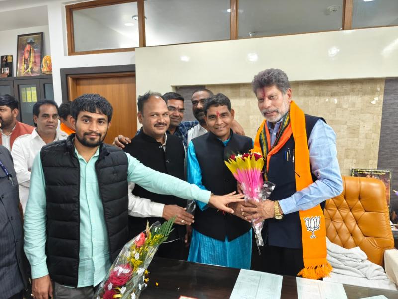 Workers met BJP state president Kiran Singh Dev, Chhattisgarh, Khabargali