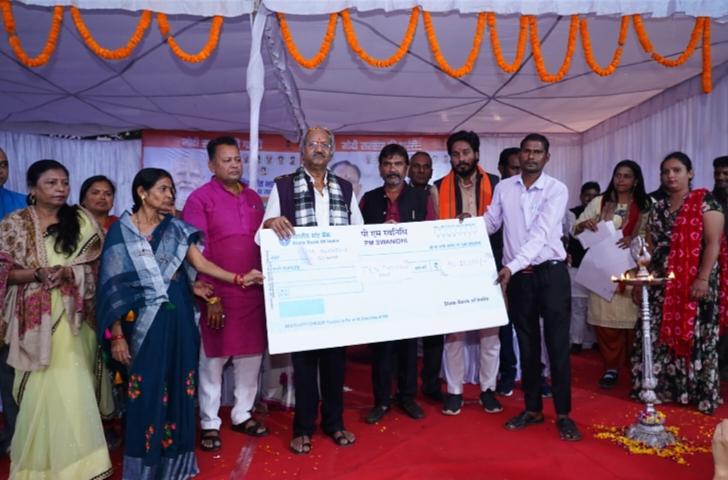 Distributed gas connections and Swanidhi Yojana checks in Vikas Bharat Sankalp Yatra Camp, Brijmohan Aggarwal gave guarantee letters of permanent houses to the beneficiaries, Raipur, Chhattisgarh, Khabargali