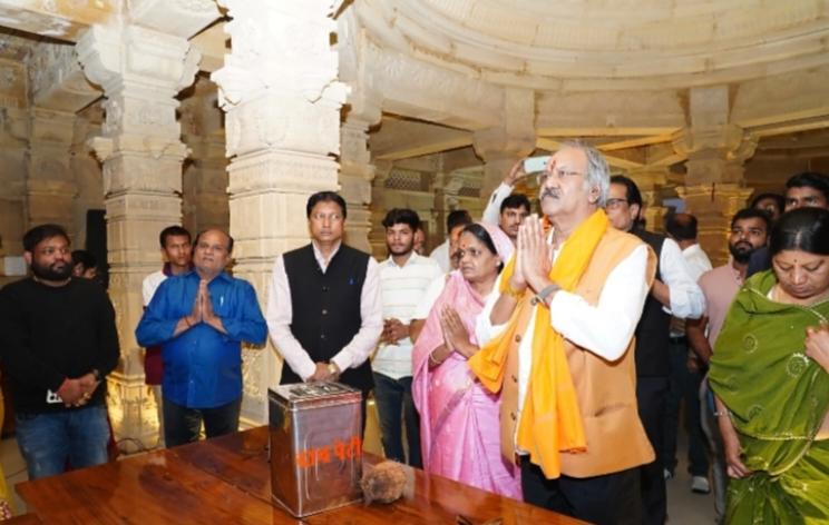 Brijmohan Aggarwal, Jain Muni Acharya Shri Vidya Sagar Ji Maharaj, Panchkalyanak Committee, Tilda Nevra, Chhattisgarh, Khabargali participated in the Pankalyanak of the newly constructed Jain temple.chhattisgarh, khabargali