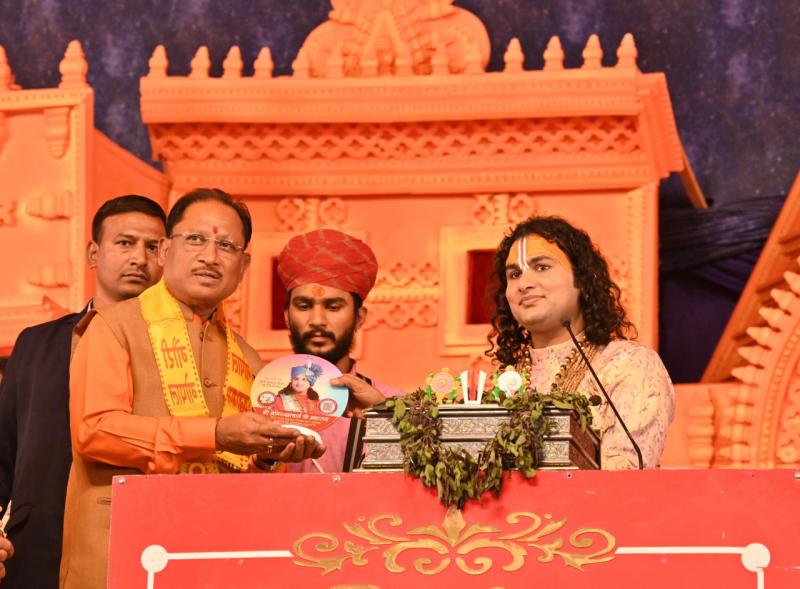 Chief Minister Vishnu Dev Sai, Shrimad Bhagwat Katha, Vyas Peeth, organized at Hanuman Mandir ground in Gudhiyari, capital Raipur, seated storyteller Shri Aniruddhacharya Ji Maharaj, Chhattisgarh, Khabargali