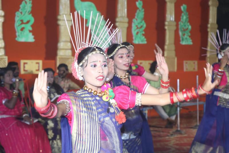 18-day Gondwana Mahotsav organized at BTI Ground, Ram Mandir gate and Ram Darbar built on the lines of Ayodhya, Maa Pitambara Jan Seva Samiti, Raipur, Gondwan Mahotsav became devotional with the Rambhajan of Chhattisgarh's folk singer Aaru, Aaru Sahu, Surta Group Karma and Sua dance, Vaibhav Singh Sisodia, Saurabh Singh, Chhattisgarh, Khabargali