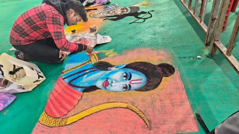 18-day Gondwana National Livelihood and Cultural Arts Festival at BTI Ground in the capital Raipur, Maa Pitambara Jan Seva Samiti organized a grand event on the theme of Raipur Ram Temple, artists made beautiful rangoli of Lord Shri Ram with colors and flowers, Chhattisgarh, Khabargali.