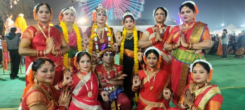 Dancers enthralled the audience by performing Bharatnatyam, Kathak and Shiv Tandav, Group dance competition organized in Gondwana Mahotsav Fair at BTI Ground, Maa Pitambara Jan Seva Samiti, Raipur, Chhattisgarh, Khabargali.