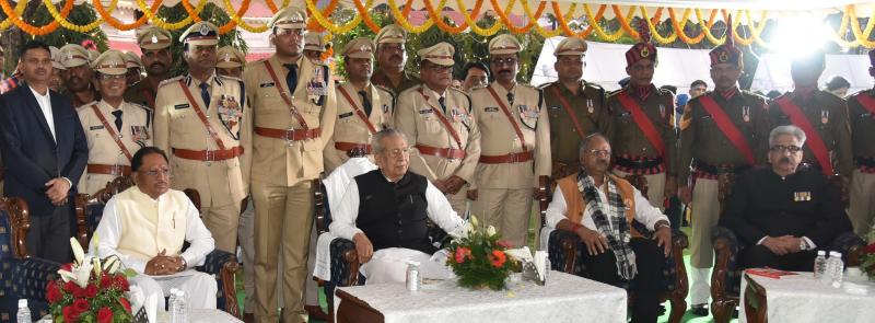 Chief Minister Vishnu Dev Sai met the police officers honored with medal decorations, Officers honored with President's Police Medal and Indian Police Medal, Chhattisgarh, Governor Shri Vishwabhushan Harichandan, Chief Minister Vishnu Dev Sai, Khabargali