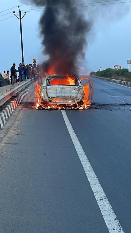 Electric car caught fire on National Highway 53, Basna of Mahasamund district, Chhattisgarh, Khabargali.