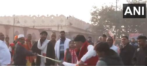 Darshan of Ramlala, development and life consecration of Ayodhya, clash between Congress supporters and devotees in Ayodhya, controversy over entering Ram temple with flag, news,khabargali.