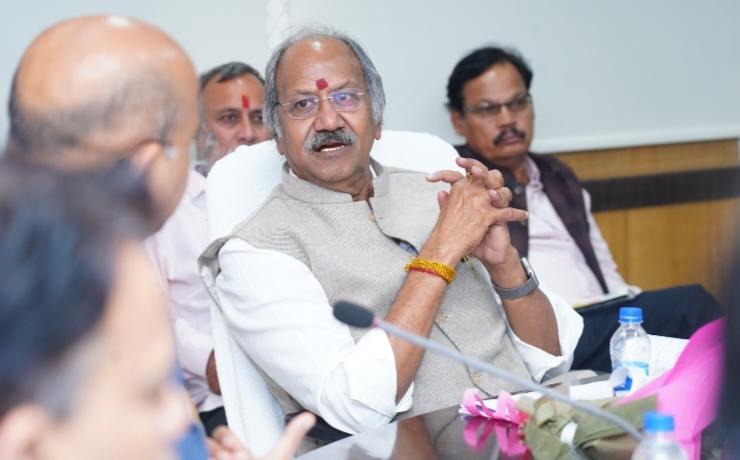 Rajim Kumbh Mela will be organized in a grand manner, on the lines of Shimla Manali, Mall Road, CA, CS, Banking, Railways, School Education, Higher Education, Tourism, Culture and Endowments Minister Brijmohan Aggarwal, Chief Secretary Smt. Renu Pillai, Higher Education Secretary of the department Mr. Siddharth Komal Pardeshi, Secretary of Tourism, Culture and Endowments Mr. P. Anbalagan, Secretary of School Education Department Dr. S. Bharatidasan, Secretary and Director of State Educational Research and