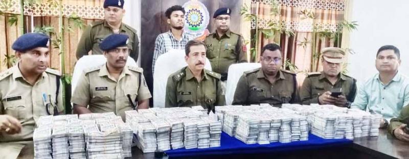 The accused arrested with a cache of fake notes worth Rs 3 crore 80 lakh, was taking it from Sarangarh to Raipur via Saraipali, the accused was hiding the fake notes inside the vehicle under the guise of sarees and was bringing it from Sarangarh to Raipur via Saraipali, Arun Sidar , Superintendent of Police Mahasamund Rajesh Kukreja, Additional Superintendent of Police Akash Rao Girepunje, Chhattisgarh, Khabargali