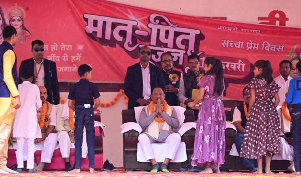 Chief Minister announced Mother-Father Puja Day on 14th February in Chhattisgarh, Chief Minister Vishnudev Sai participated in Mother-Father Puja program in Kandora, Jashpur, Khabargali