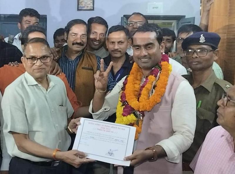 Sankalp Panel won in Raipur Press Club elections, journalists elected Prafulla Thakur as Press Club President, Sandeep Shukla became Vice President, Raman Halwai won the post of Treasurer while Trupti Soni and Arvind Sonwani for Joint Secretary, Chhattisgarh.  , Khabargali