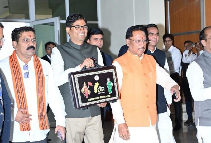 The budget is a document to fulfill the aspirations of the people by giving impetus to all-round development and public welfare. BJP, MP Dr. Saroj Pandey, Lata Usendi, Finance Minister OP Choudhary, Sandeep Sharma, Ravi Bhagat, Ramji Bharti and Jagdish Ramu Rohra, Bharatlal Verma, Shalini Rajput, Vikas Markam, Naveen Markandey, State President of Minority Morcha Shakeel Ahmed, Chhattisgarh. , Khabargali
