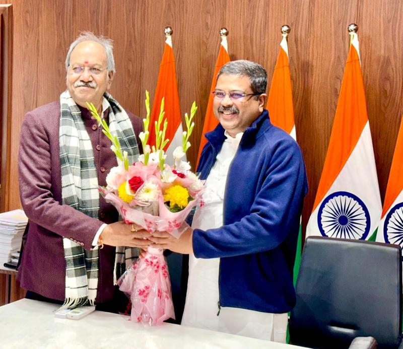 Request to Union Minister to start Navodaya and Kendriya Vidyalaya in all the districts of Chhattisgarh, School Education Minister Brijmohan Aggarwal met Union Minister Dharmendra Pradhan, Chhattisgarh, Khabargali
