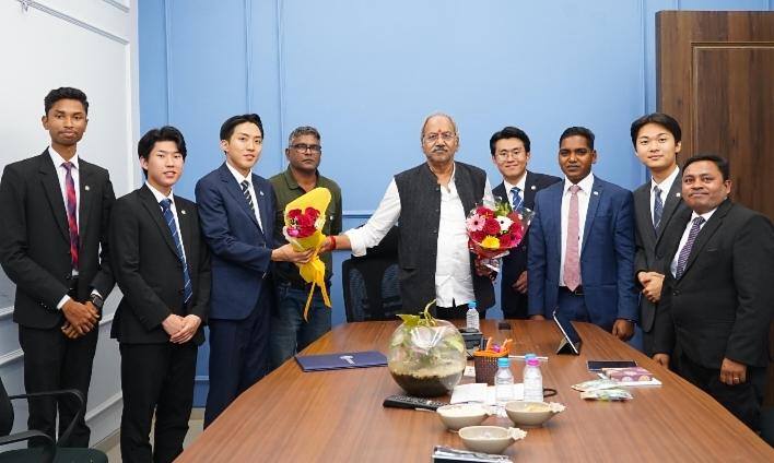 We all have to make joint efforts to deal with problems like climate change, pollution and depletion of natural resources, Education Minister Shri Brijmohan Aggarwal, Member of South Korean Student Delegation, Chhattisgarh, Khabargali