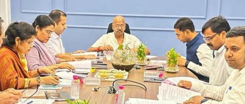 Despite mother's grief, Education Minister Brijmohan Aggarwal returned to work after a day Chhattisgarh Text Book Corporation Executive Assembly held meeting Biographies of personalities honored with Bharat Ratna and Padmashree awards will be published in the books of Text Book Corporation, Raipur, Chhattisgarh, Khabargali