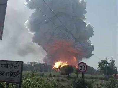There has been a blast in an illegal firecracker factory in Harda, Madhya Pradesh. More than 11 people died in the blast, news, khabargali