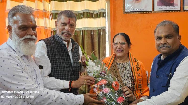 Senior Congress leader joins BJP, Sarla Tiwari, Chhattisgarh, Khabargali